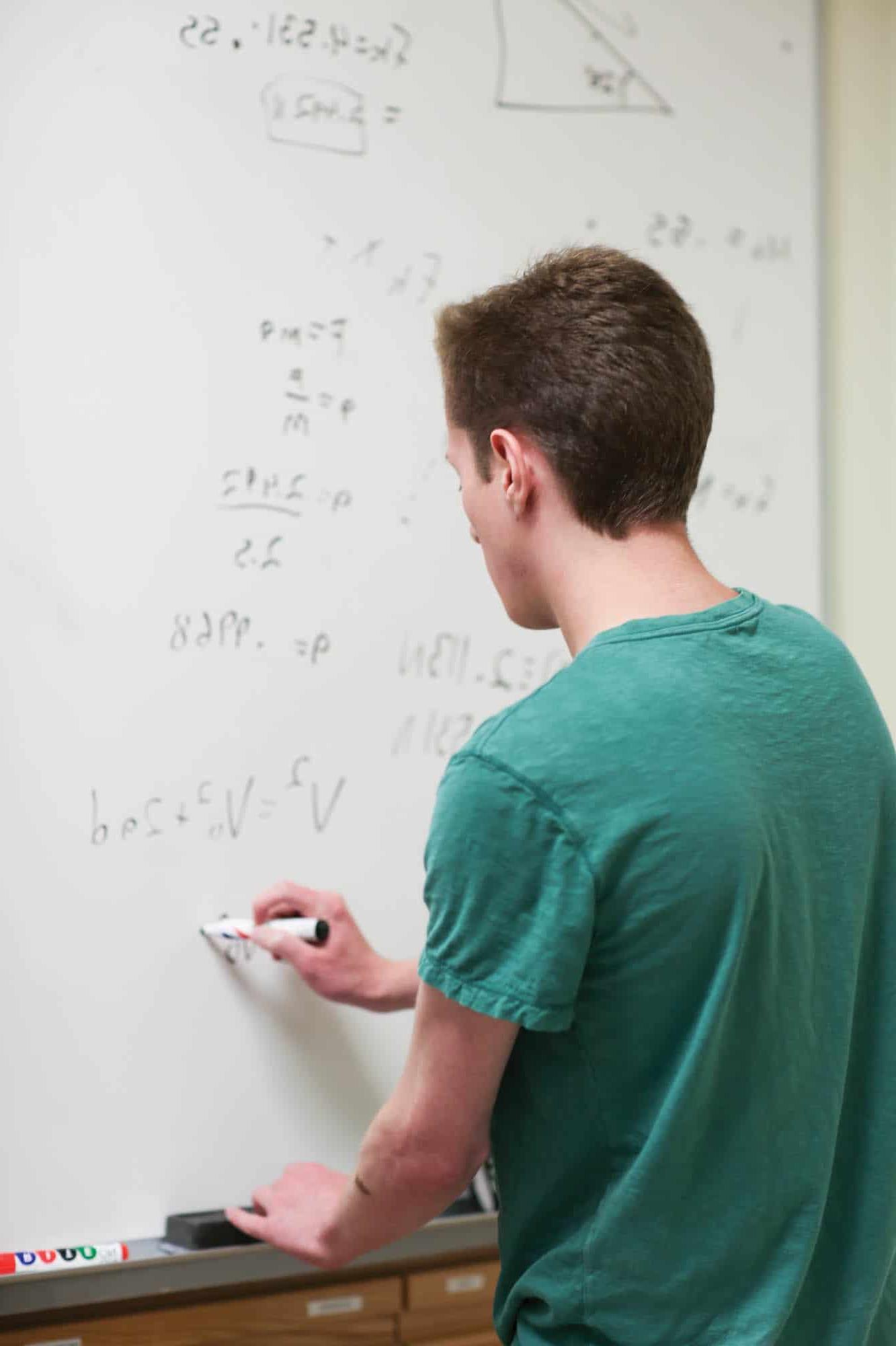 学生在黑板上做数学题