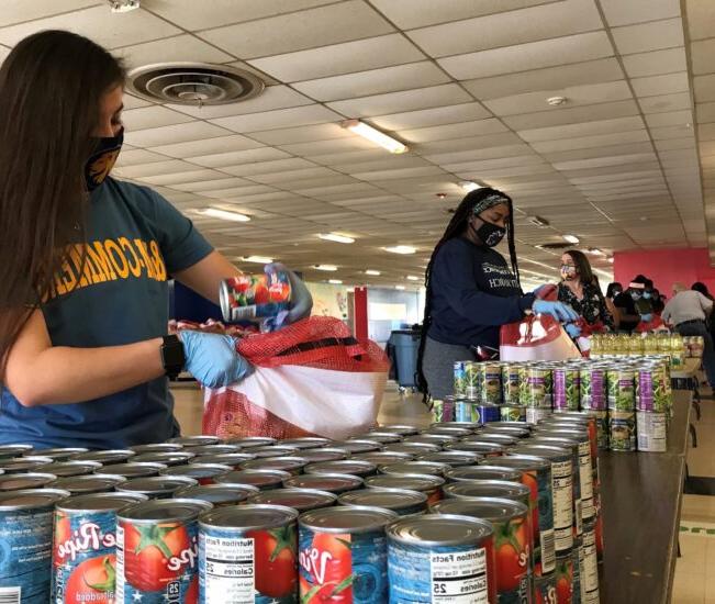 A&M-Commerce volunteers with Hunt County Gives